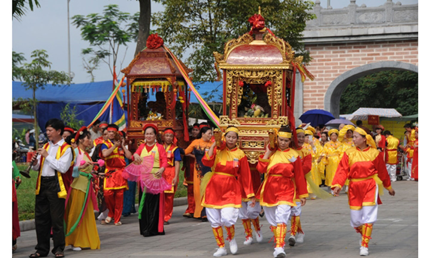 Rước kiệu truyền thống lễ hộ làng Lệ Mật (Gia Lâm – Hà Nội) - Ảnh: Thế Dương 