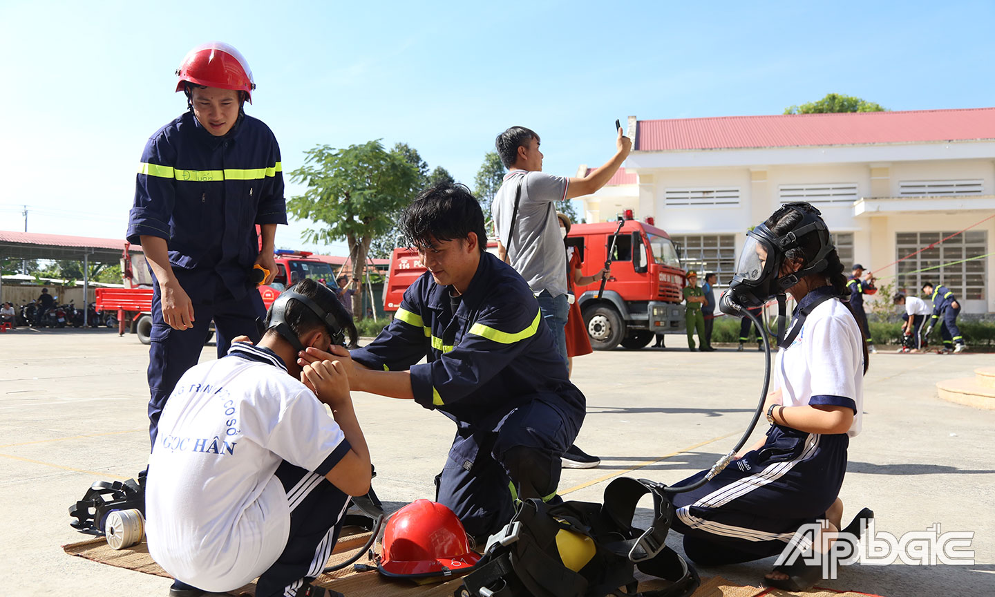 Hướng dẫn sử dụng mặc nạ chống độc.