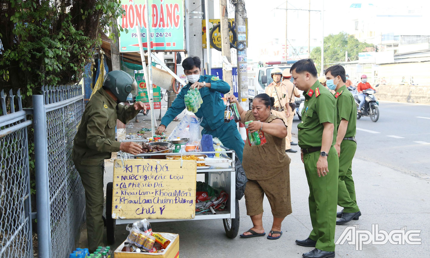 Lập lại trật tự ATGT trên Quốc lộ 1 đoạn Khu công nghiệp Tân Hương.