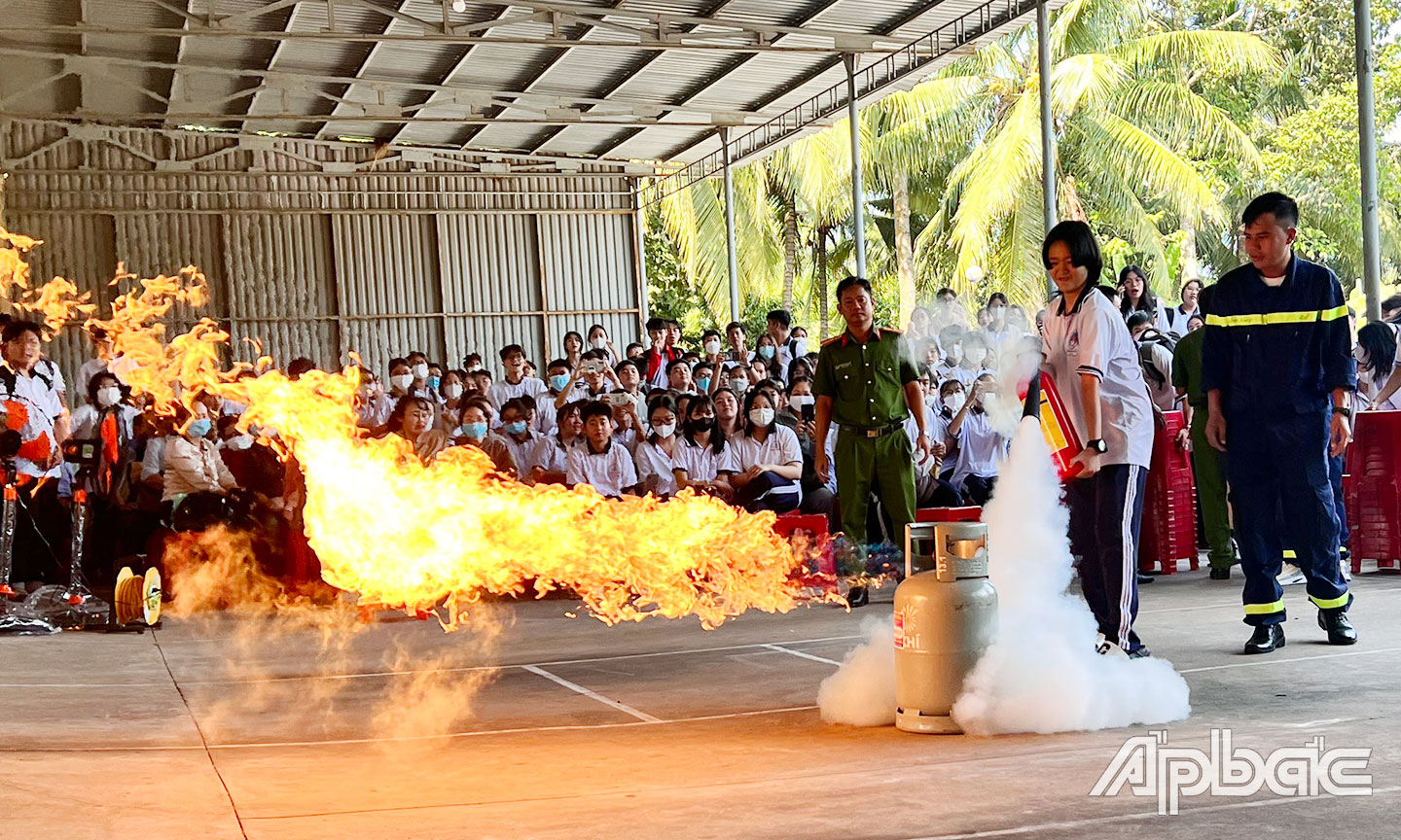 Hướng dẫn học sinh thực nghiệm chữa cháy bình gas.