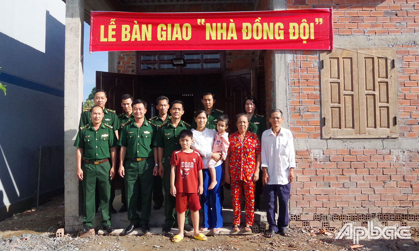 Bộ Chỉ huy BĐBP Tiền Giang bàn giao “Nhà đồng đội” cho gia đình Đại úy Võ Tấn Vàng. 