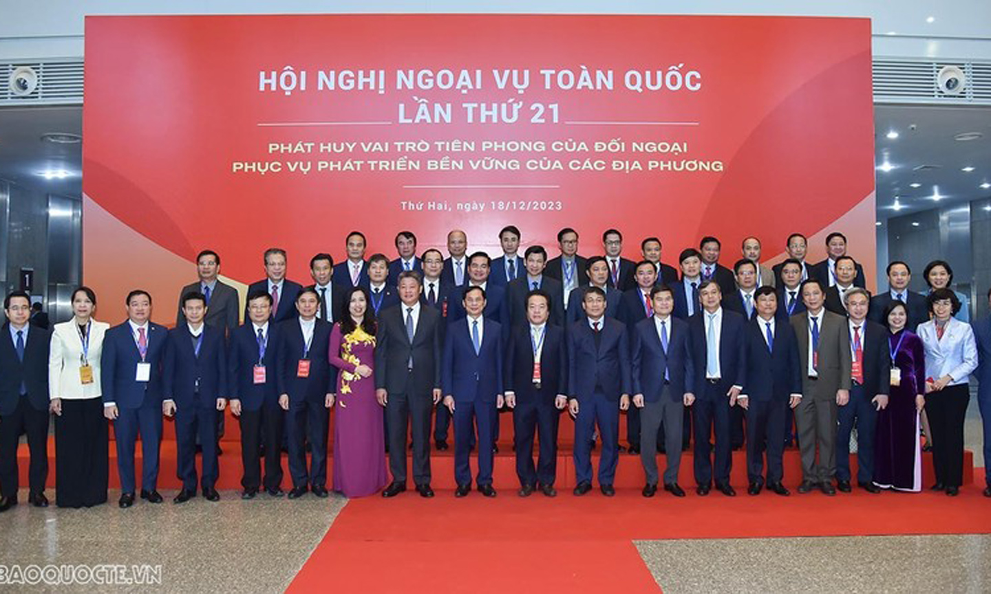 Delegates to the 21st conference on foreign affairs in a group photo. (Photo: baoquocte.vn).