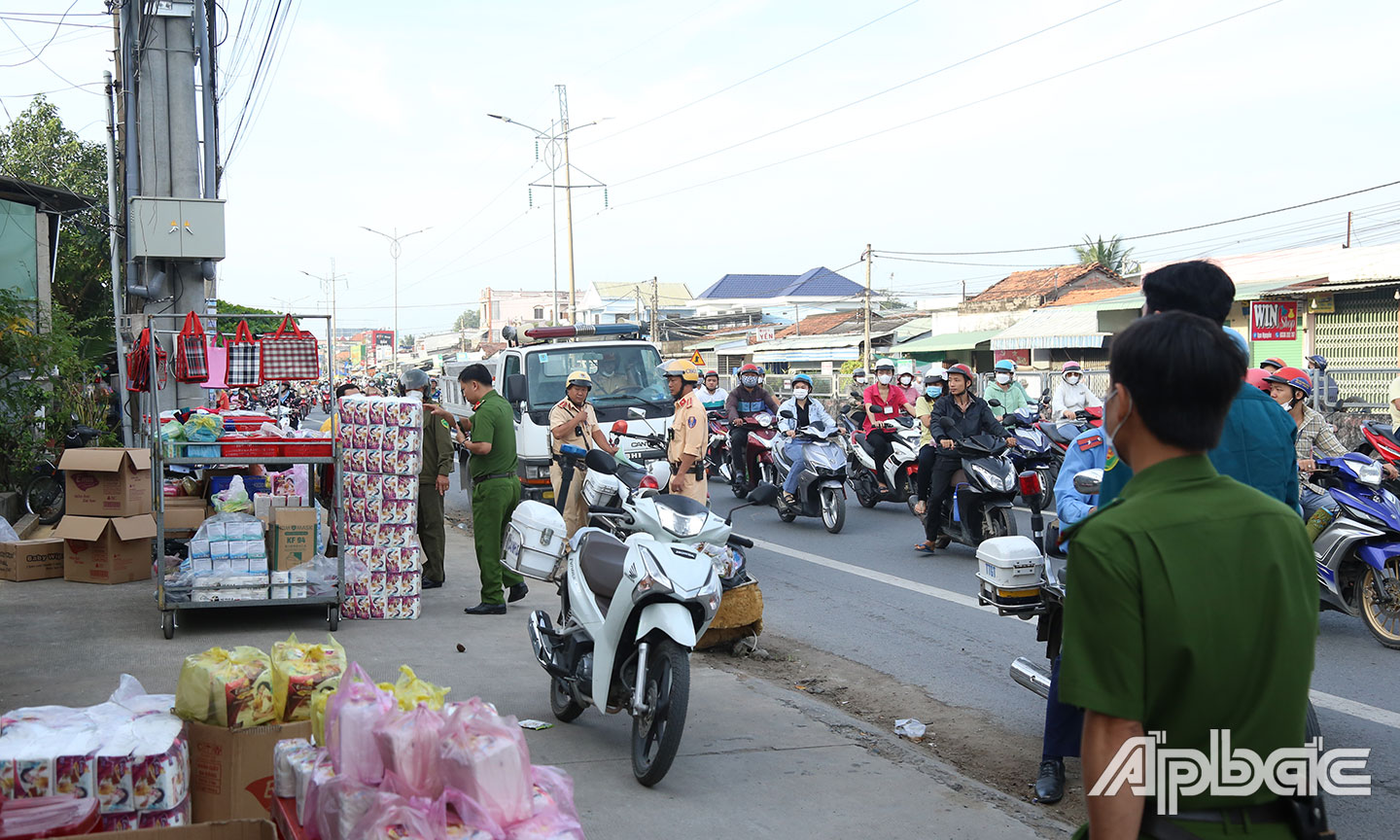 Tuyên truyền, nhắc nhở các hộ kinh doanh chấp hành nghiêm quy định định về đảm bảo trật tự an toàn giao thông tại khu công nghiệp Tân Hương. ảnh