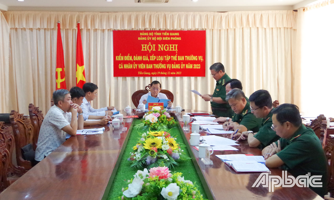 Đại tá Bùi Văn Vũ, Bí thư Đảng ủy, Chính ủy BĐBP Tiền Giang báo cáo kiểm điểm của tập thể Ban Thường vụ Đảng ủy BĐBP Tiền Giang năm 2023. 