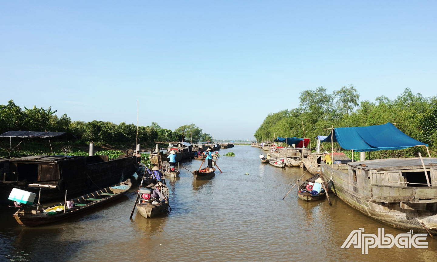 Chợ nổi được phục dựng tại sông Đồn (ấp Tân Thái, xã Tân Phong) do Công ty cổ phần Vườn Mekong làm chủ đầu tư.