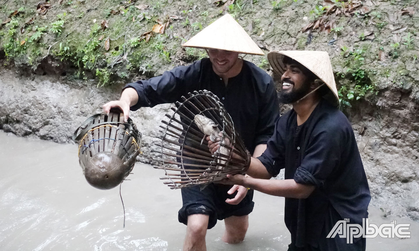 Du khách trải nghiệm dịch vụ tại Khu du lịch Mekong Rustic - Cái Bè Sáu Vân.