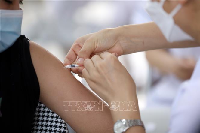 Tiêm vaccine phòng dịch COVID-19 tại điểm tiêm Nhà văn hóa khối Đại Thắng, phường Chi Lăng, thành phố Lạng Sơn (tỉnh Lạng Sơn). Ảnh tư liệu: Anh Tuấn/TTXVN