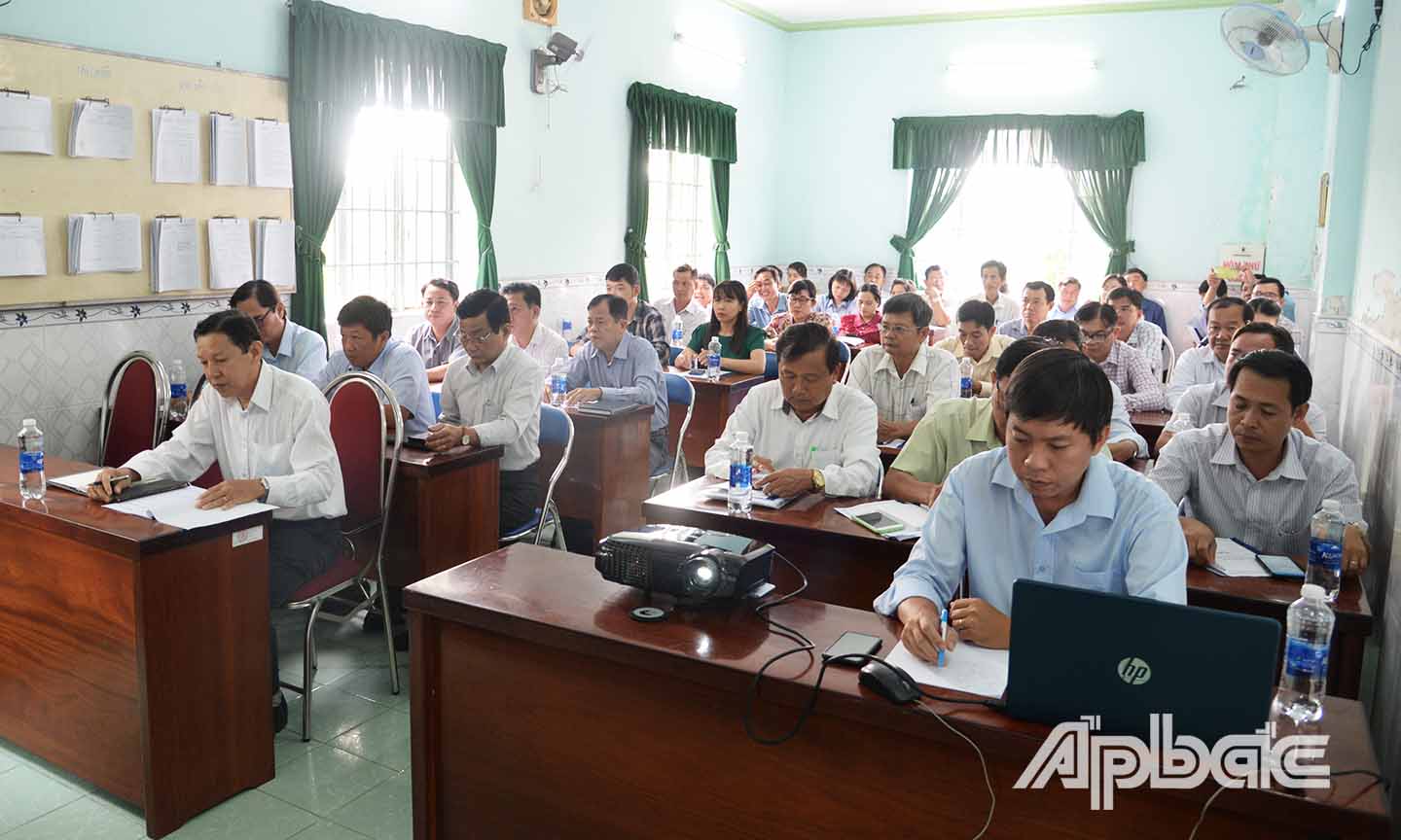 Các đại biểu làm việc tại hội nghị.