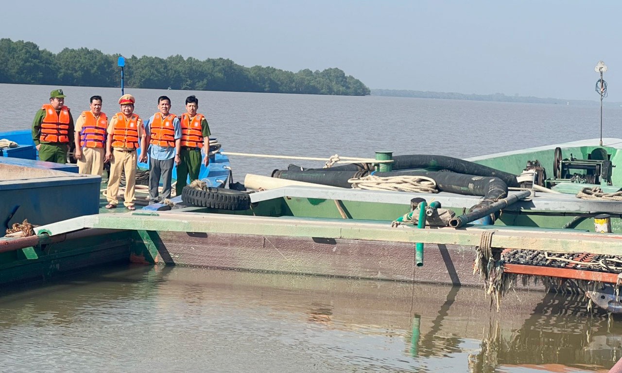 Thủy đoàn II đã lập biên bản quả tang và bàn giao đối tượng, phương tiện, tang vật cho Công an tỉnh Tiền Giang.