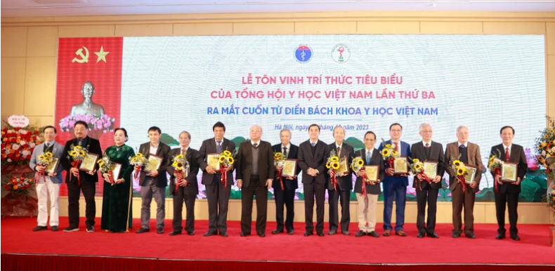 Tôn vinh, tặng hoa các trí thức tiêu biểu của Tổng hội Y học Việt Nam.