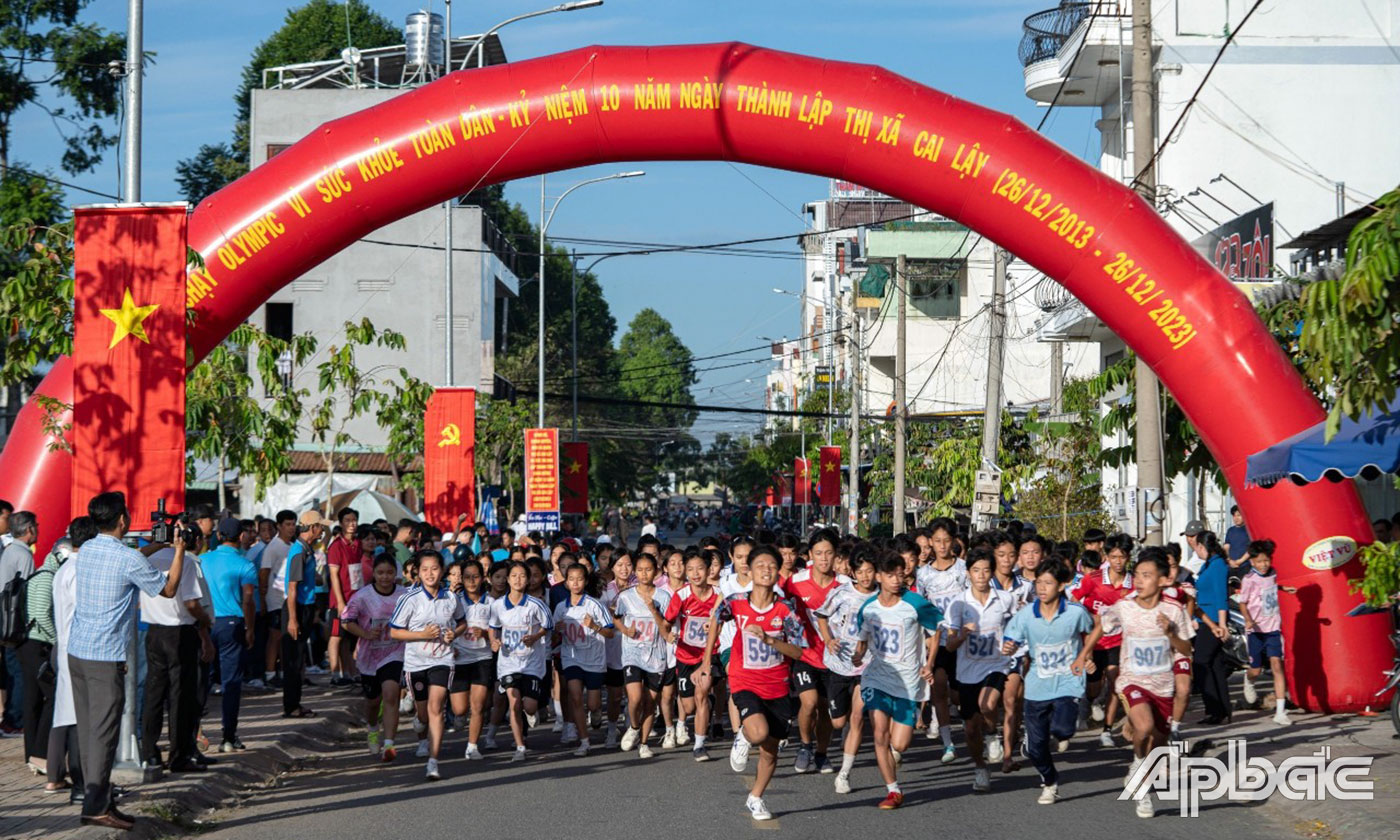 Lễ phát động chạy Olympic vì sức khỏe toàn dân thu hút hơn 400 vận động viên tham gia.