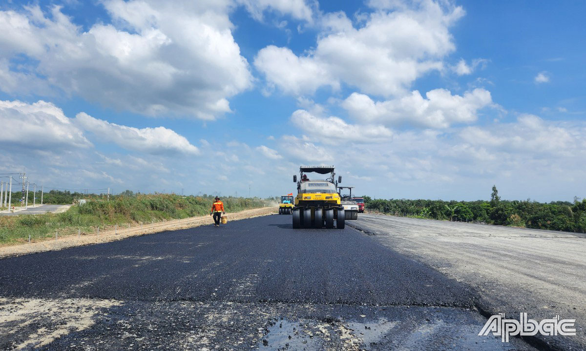 Thảm nhựa những đoạn cuối cùng trên tuyến cao tốc.