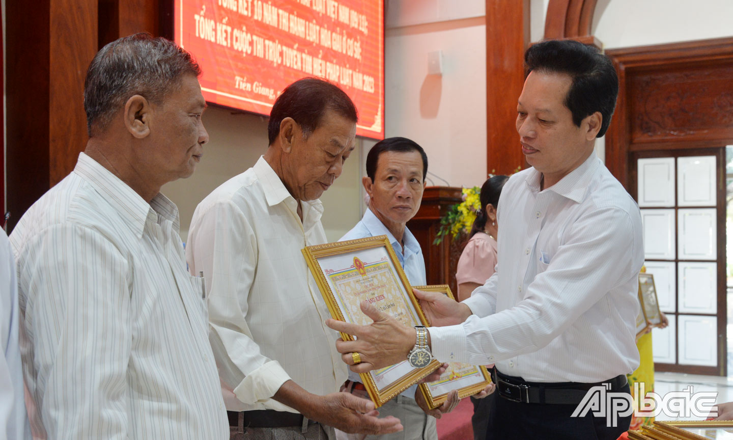 UBND tỉnh tặng Bằng khen cho 25 tập thể, cá nhân có thành tích xuất sắc  trong 10 năm thực hiện Luật Hòa giải ở cơ sở.