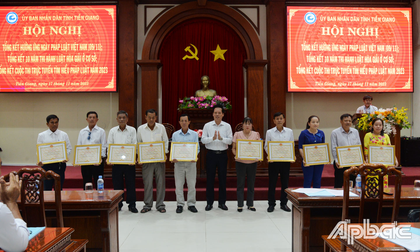 UBND tỉnh tặng Bằng khen cho 25 tập thể, cá nhân có thành tích xuất sắc trong 10 năm thực hiện Luật Hòa giải ở cơ sở.
