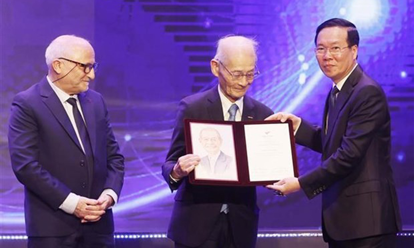 (Source: NDO)  President Vo Van Thuong (first, right) presents the VinFuture Grand Prize to scientists (Photo: VNA).