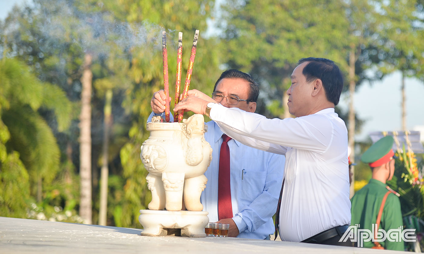 Đồng chí Võ Văn Bình và đồng chí Nguyễn Văn Vĩnh dâng hương tại Đài tưởng niệm Nghĩa trang Liệt sĩ tỉnh.