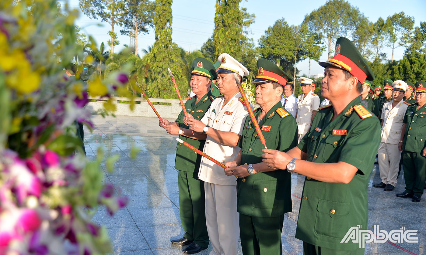 Lực lượng vũ trang tỉnh Tiền Giang dâng hương tại Đài tưởng niệm Nghĩa trang Liệt sĩ tỉnh.