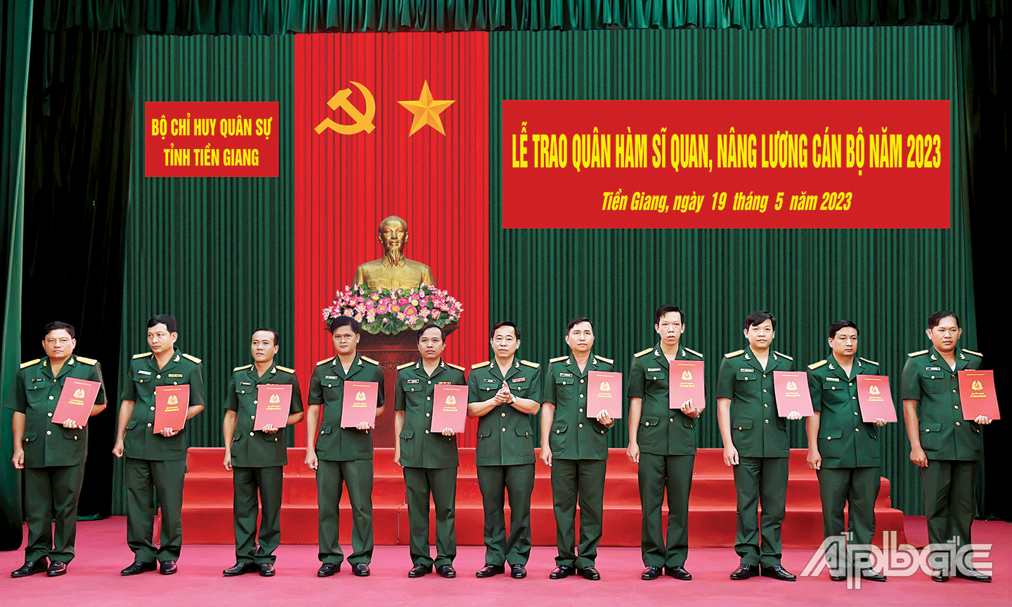  Đại tá Mai Văn Hòa trao Quyết định thăng quân hàm cho các sĩ quan.                                                                                            Ảnh: THANH LÂM