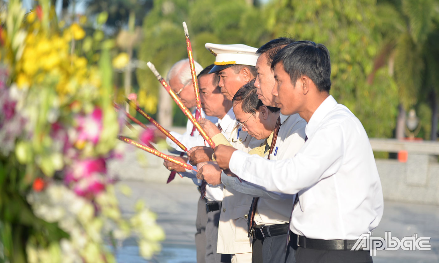 Lãnh đạo TP. Mỹ Tho và huyện Châu Thành thắp hương tại Đài tưởng niệm Nghĩa trang Liệt sĩ tỉnh.