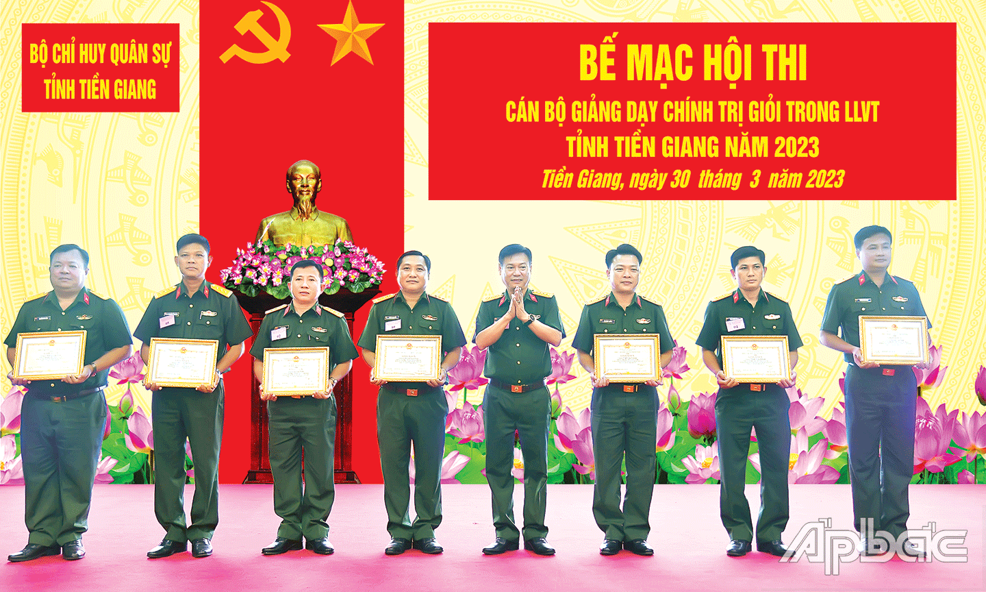 Đại tá Cao Văn Thảo tặng Giấy khen cho các cá nhân đoạt giải tại Hội thi cán bộ giảng dạy chính trị giỏi  trong LLVT  tỉnh Tiền Giang năm 2023.                                                                                                                                                                                    Ảnh: T.L