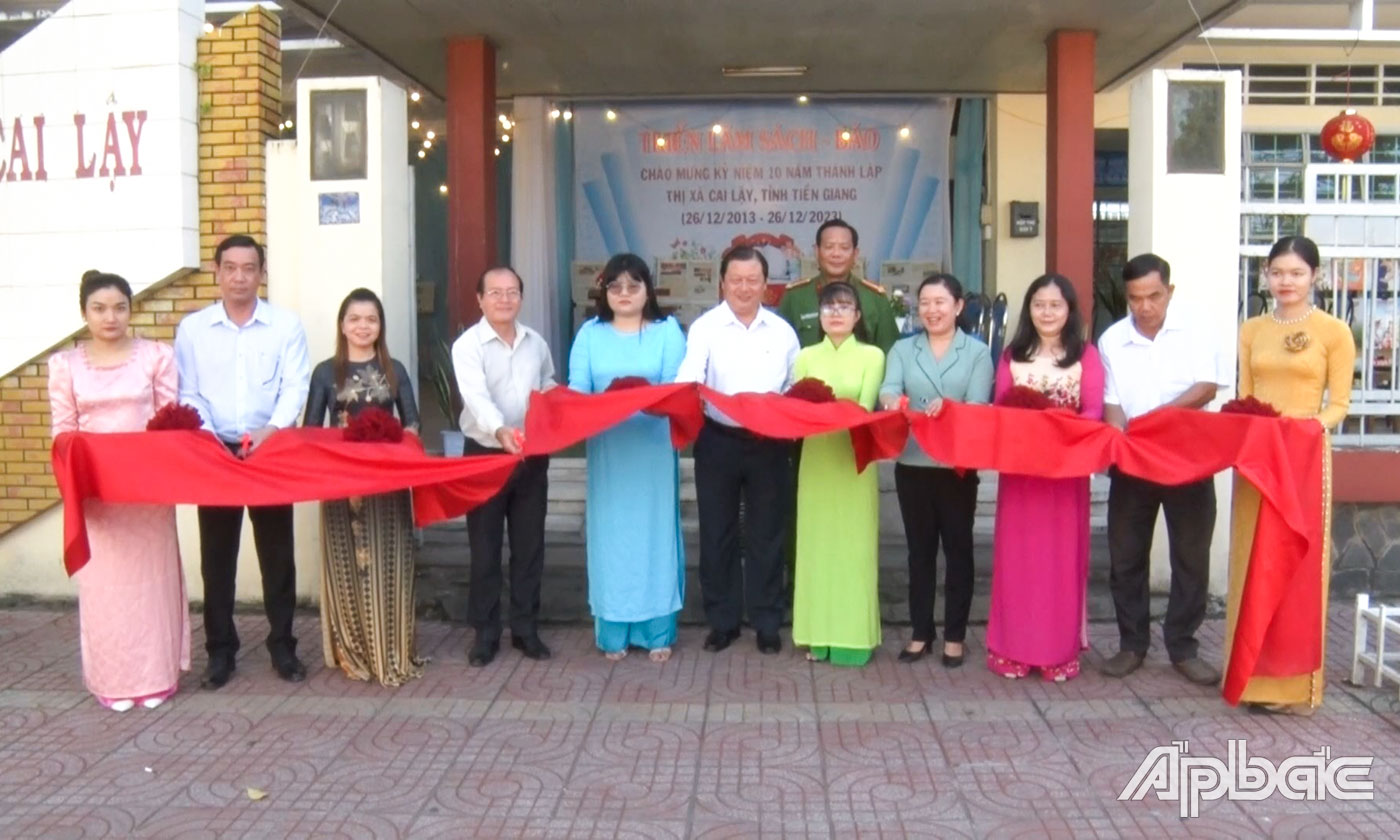 Lãnh đạo TX. Cai Lậy cắt băng khai mạc triển lãm.