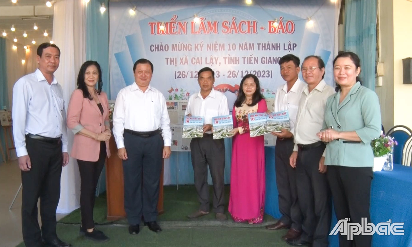 Lãnh đạo TX. Cai Lậy trao đặc san 