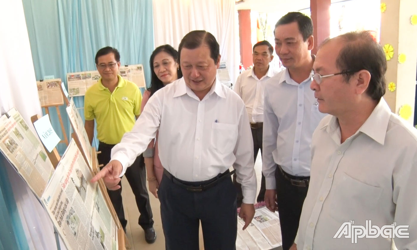 Lãnh đạo TX. Cai Lậy tham quan các bài viết về thành tựu kinh tế - xã hội của TX. Cai Lậy được đăng trên Báo Ấp Bắc.