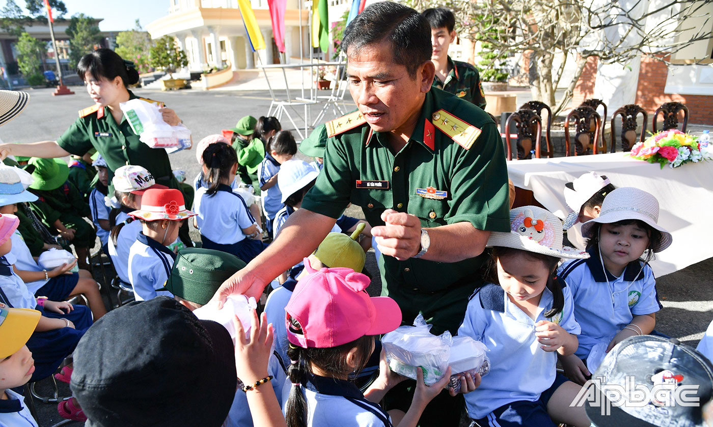 Thượng tá Hà Văn Phước, Phó Tham mưu trưởng Bộ Chỉ huy Quân sự tỉnh Tiền Giang tặng quà cho các cháu thiếu nhi.