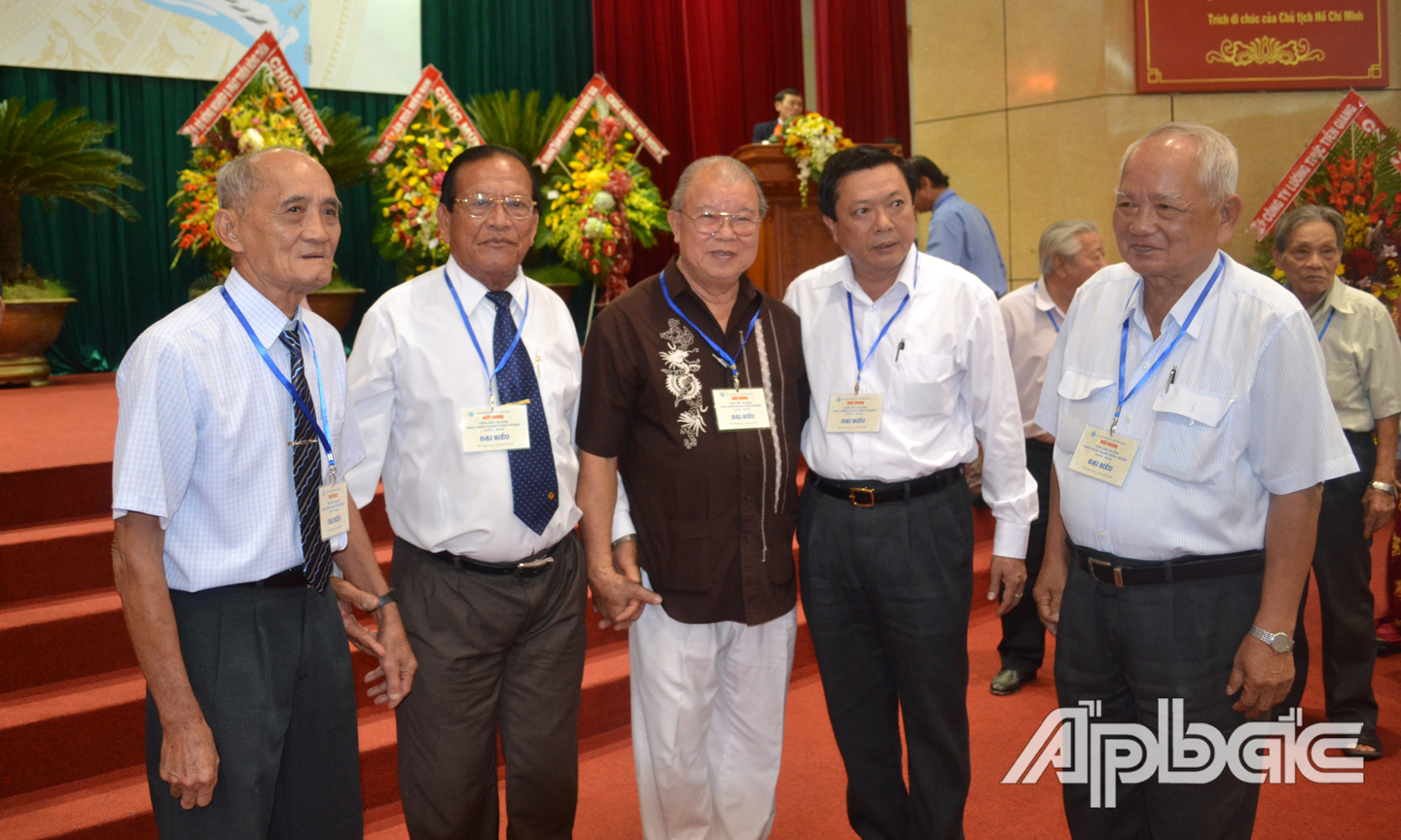 Ông Võ Văn Chung (Hai Chung) và GS. Võ Tòng Xuân (thứ 2 và thứ 3, từ trái sang phải trong ảnh) tại Hội nghị Tổng kết 40 năm hoạt động ngành Nông nghiệp Tiền Giang.
