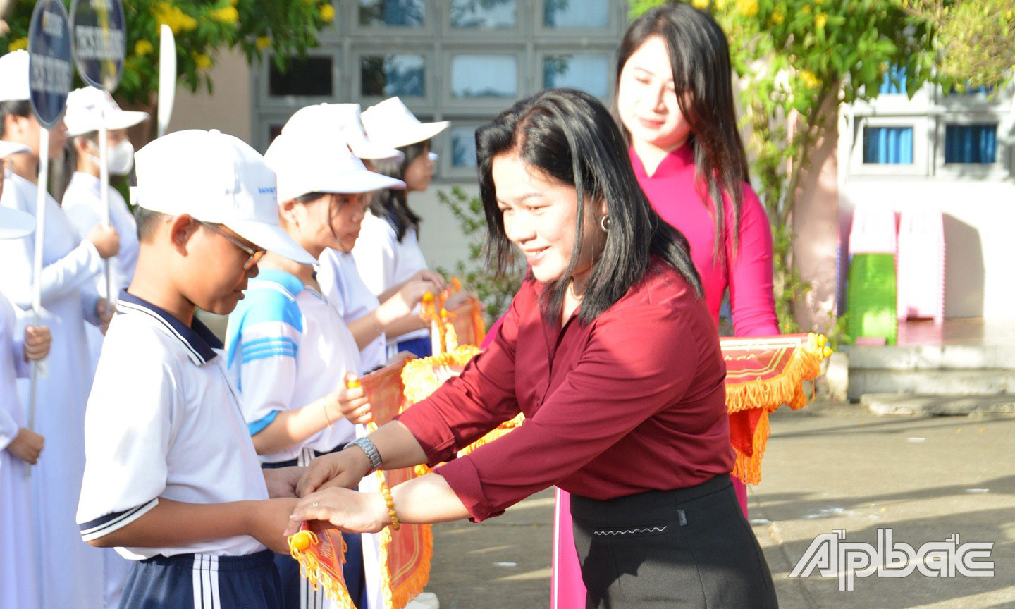 Phó Giám đốc Sở Giáo dục và đào tạo trao cờ