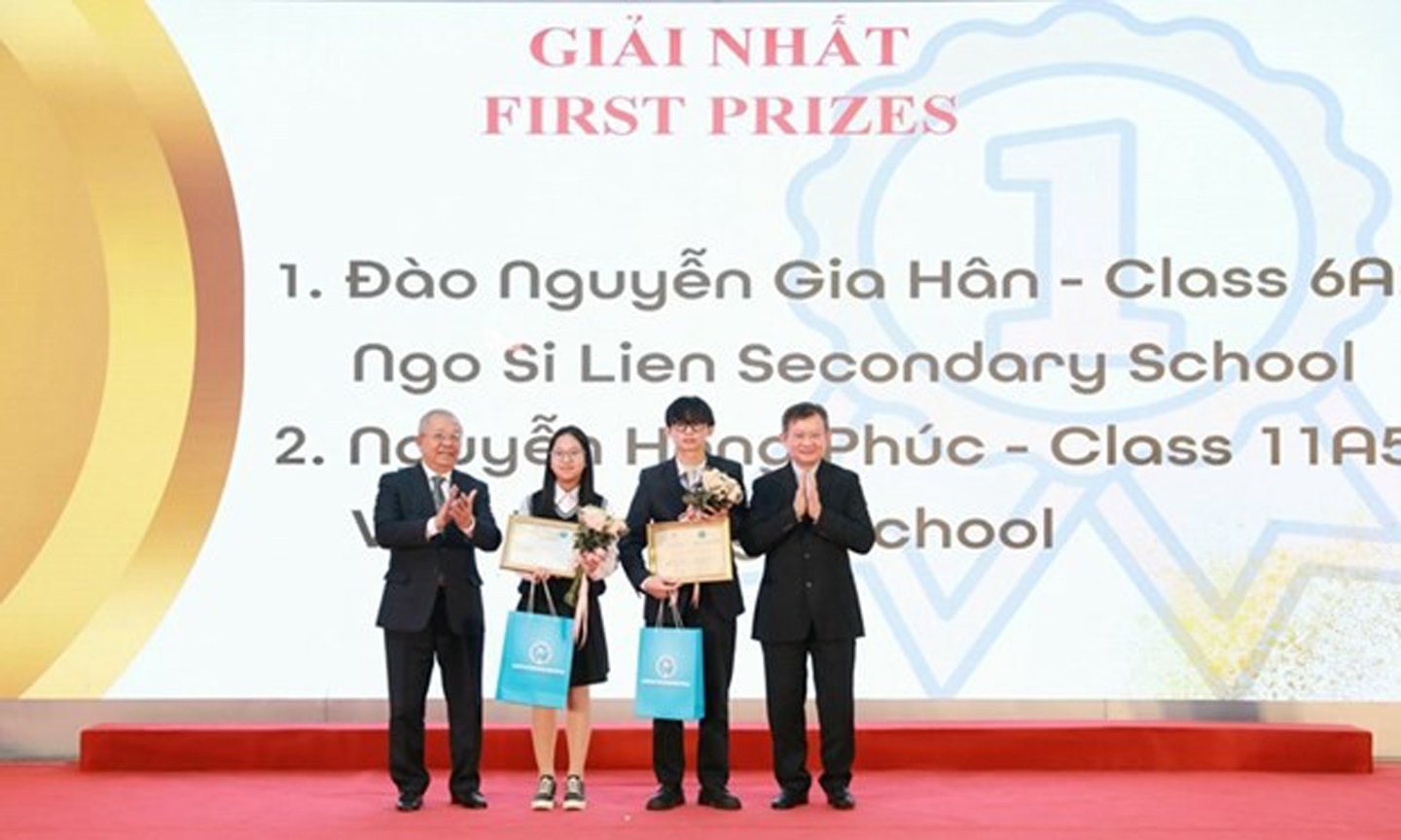 At the award presentation ceremony (Photo: dangcongsan.vn).