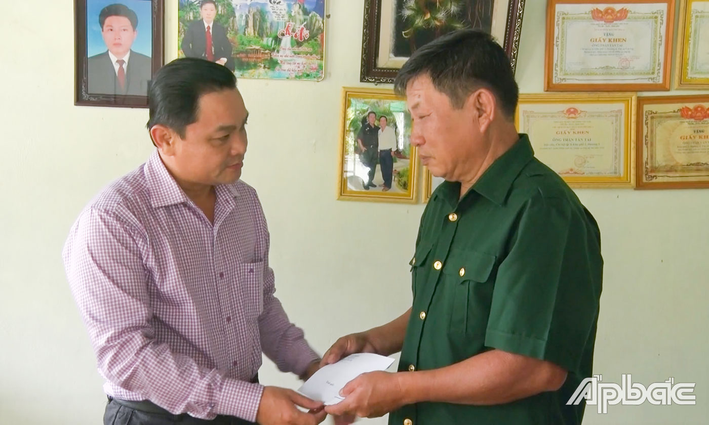 Đồng chí Phạm Văn Vạn, Phó Bí thư Thường trực Thị ủy Cai Lậy thăm và tặng quà cho gia đình chính sách tại phường 4.