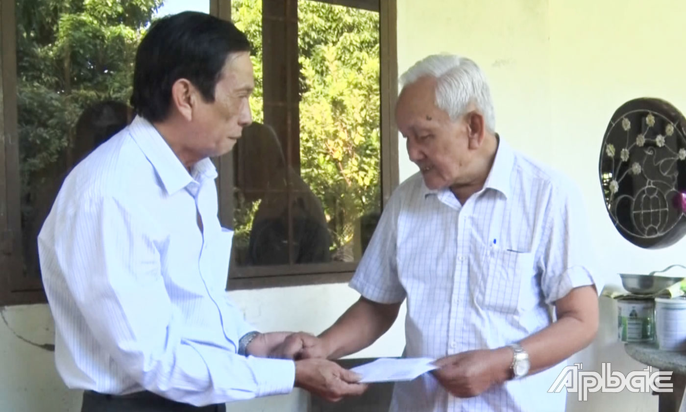 Đồng chí Trần Văn Khảo, Ủy viên Ban Thường vụ Thị ủy, Trưởng Ban Dân vận Thị ủy, Chủ tịch Ủy ban Mặt trận Tổ quốc Việt Nam TX. Cai Lậy thăm và trao quà cho gia đình chính sách phường 2.