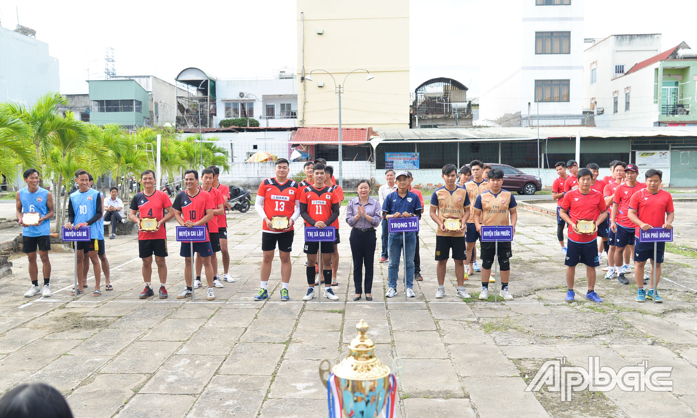 Đồng chí Võ Thị Búp trao kỷ niệm chương cho các đơn vị tham gia Giải bóng chuyền.