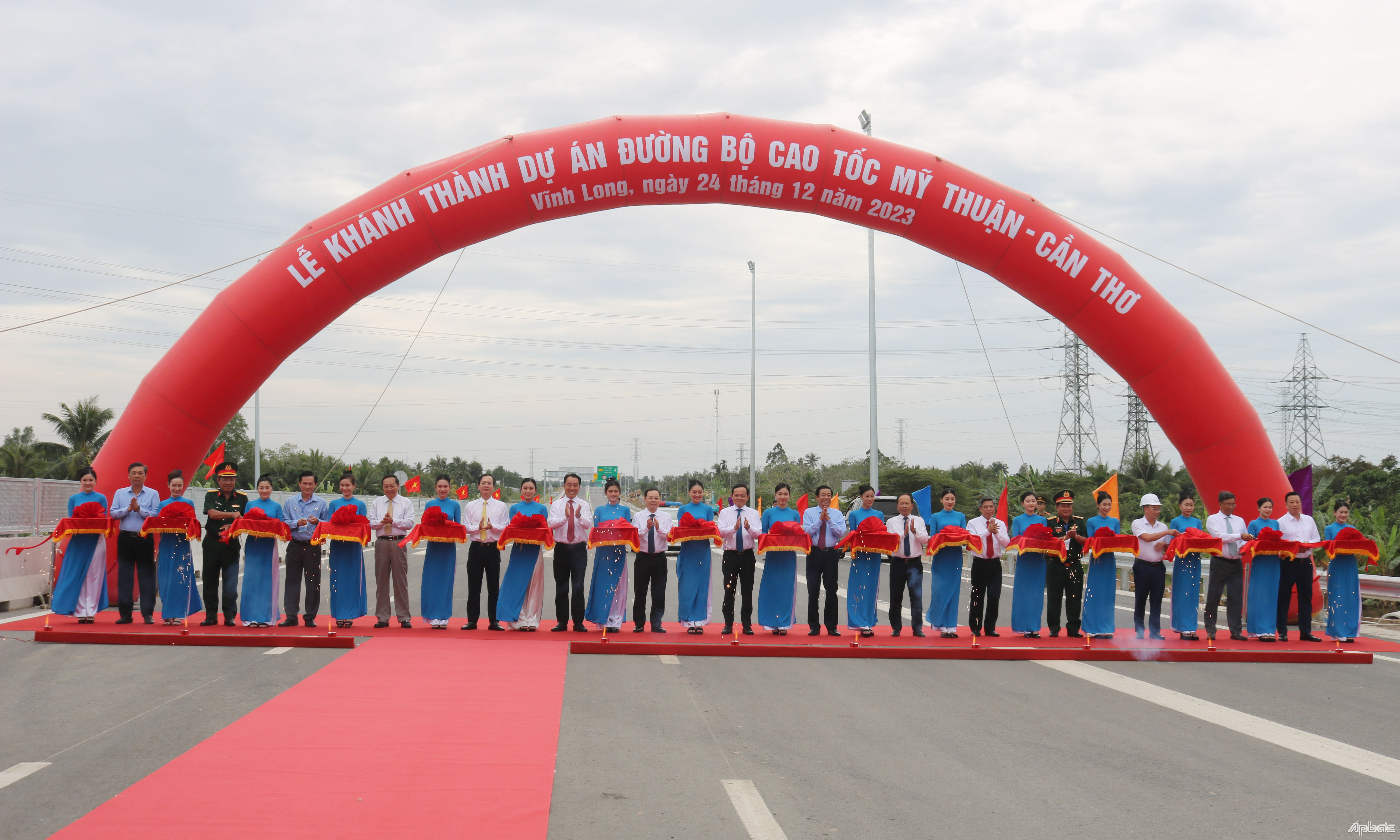 Cắt băng khánh thành cao tốc Mỹ Thuận - Cần Thơ.