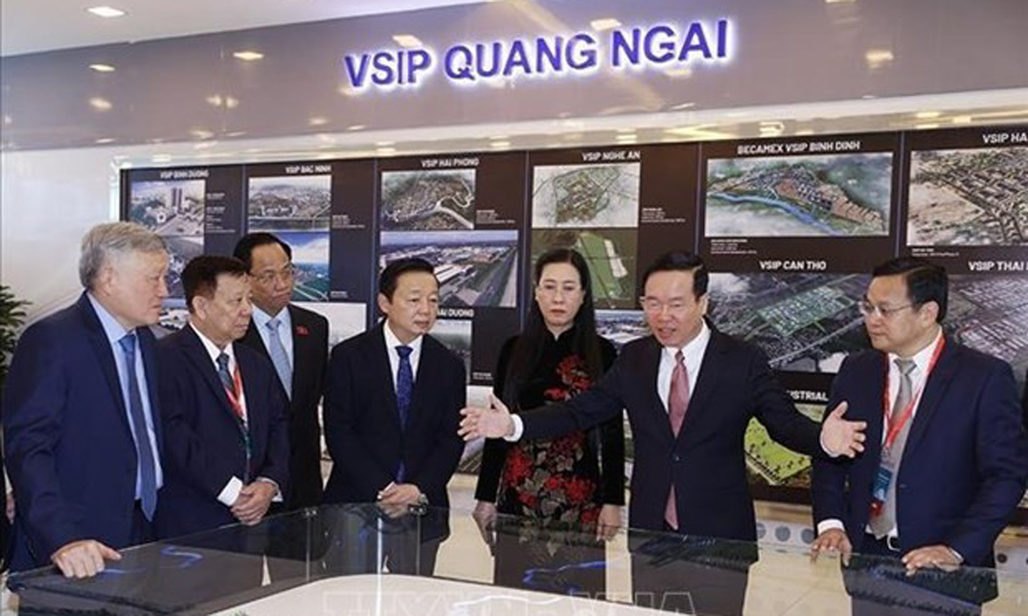 President Vo Van Thuong (second, right) and delegates visit an exhibition held at the ceremony (Photo: VNA).