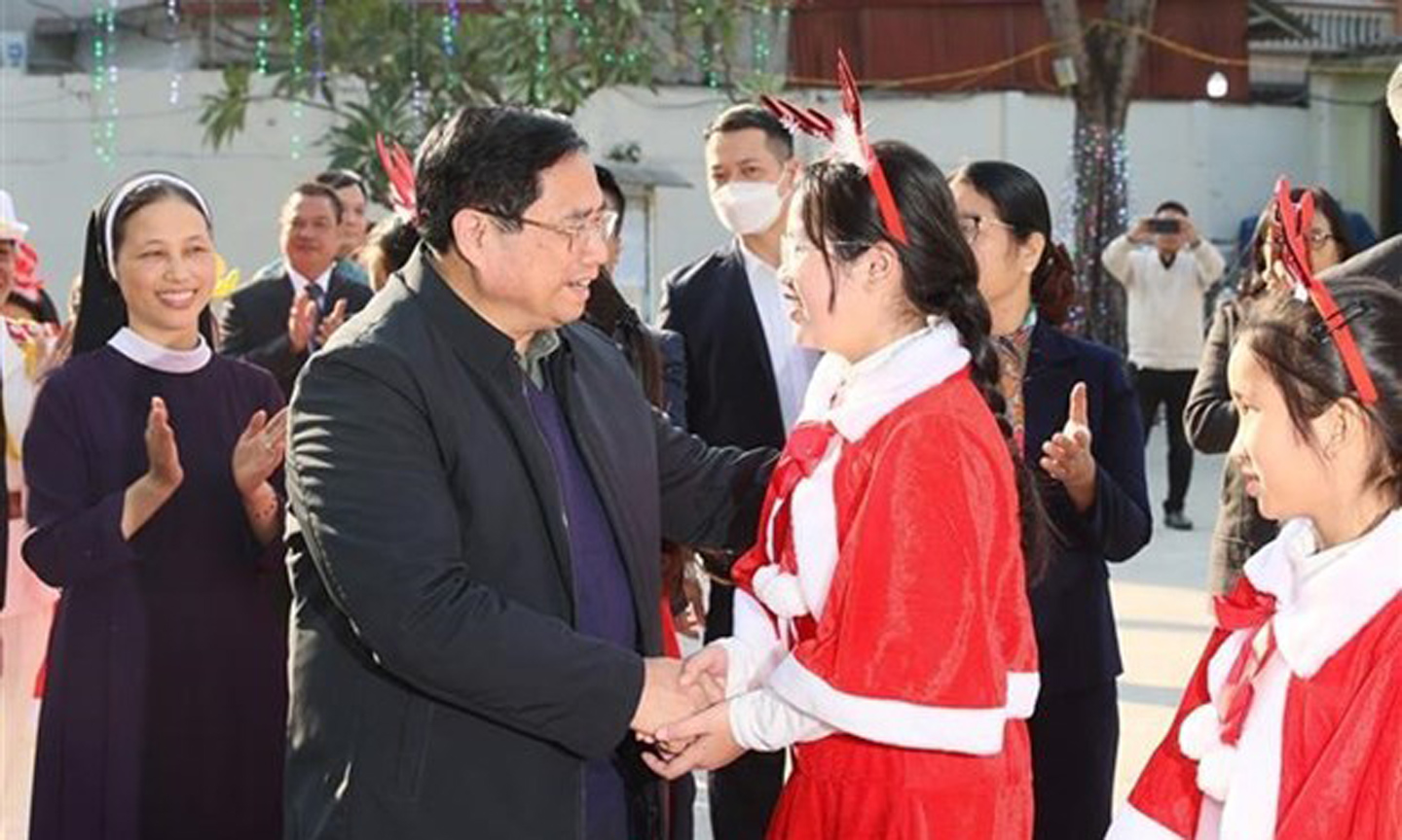 ABO/NDO- Prime Minister Pham Minh Chinh on December 23 visited and extended Christmas and New Year greetings to priests and Catholics in the Bac Giang Parish as part of his trip to the northern province.