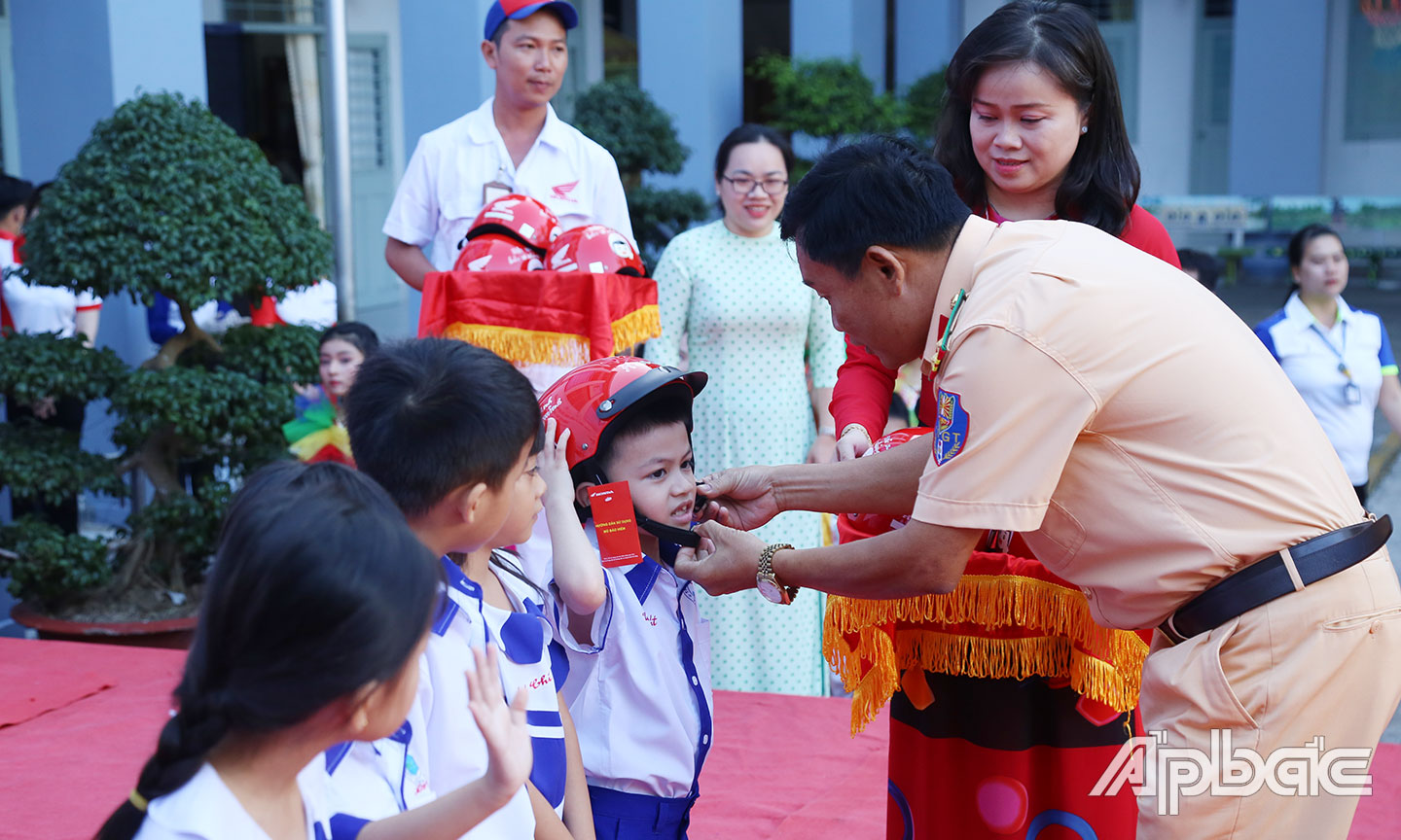 Trao nón cho các em học sinh lớp 1.