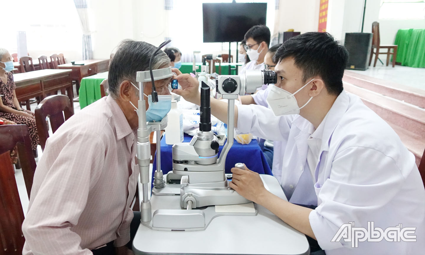  Khám mắt cho người cao tuổi tại xã Phú An.