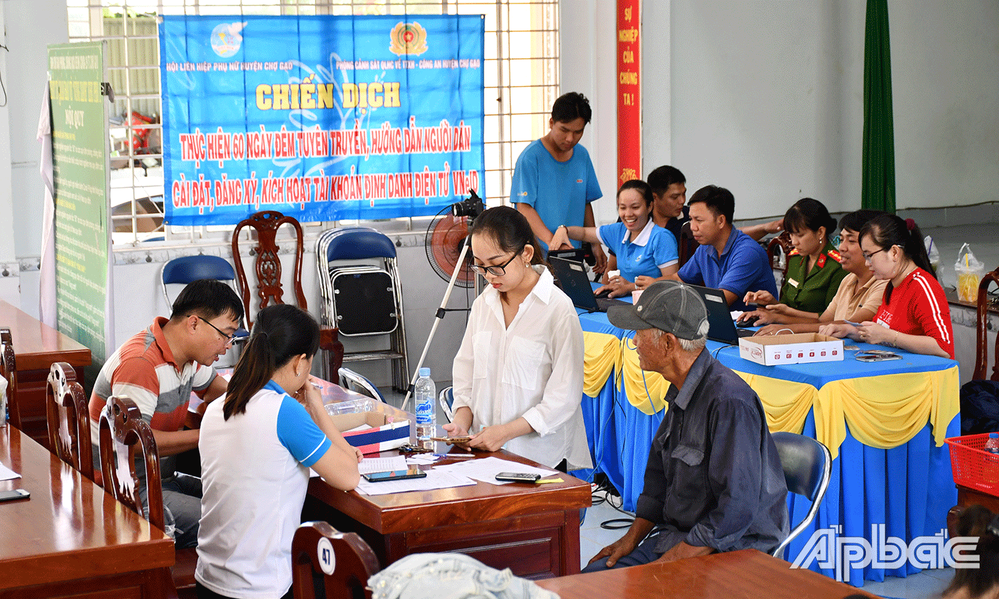 Tuyên truyền, hướng dẫn người dân cài đặt, đăng ký, kích hoạt tài khoản định danh điện tử,  góp phần đẩy mạnh thực hiện Đề án 06.