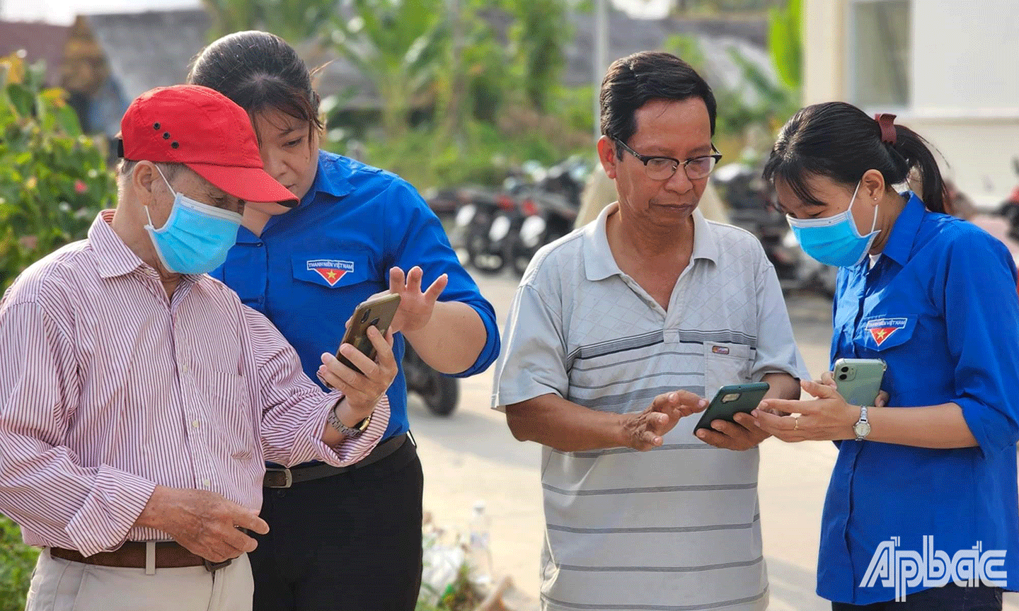 Đoàn viên phường 5, TP. Mỹ Tho tham gia tích cực tổ chuyển đổi số cộng đồng phường 5 hỗ trợ nhân dân cài đặt VNeID và dịch vụ công