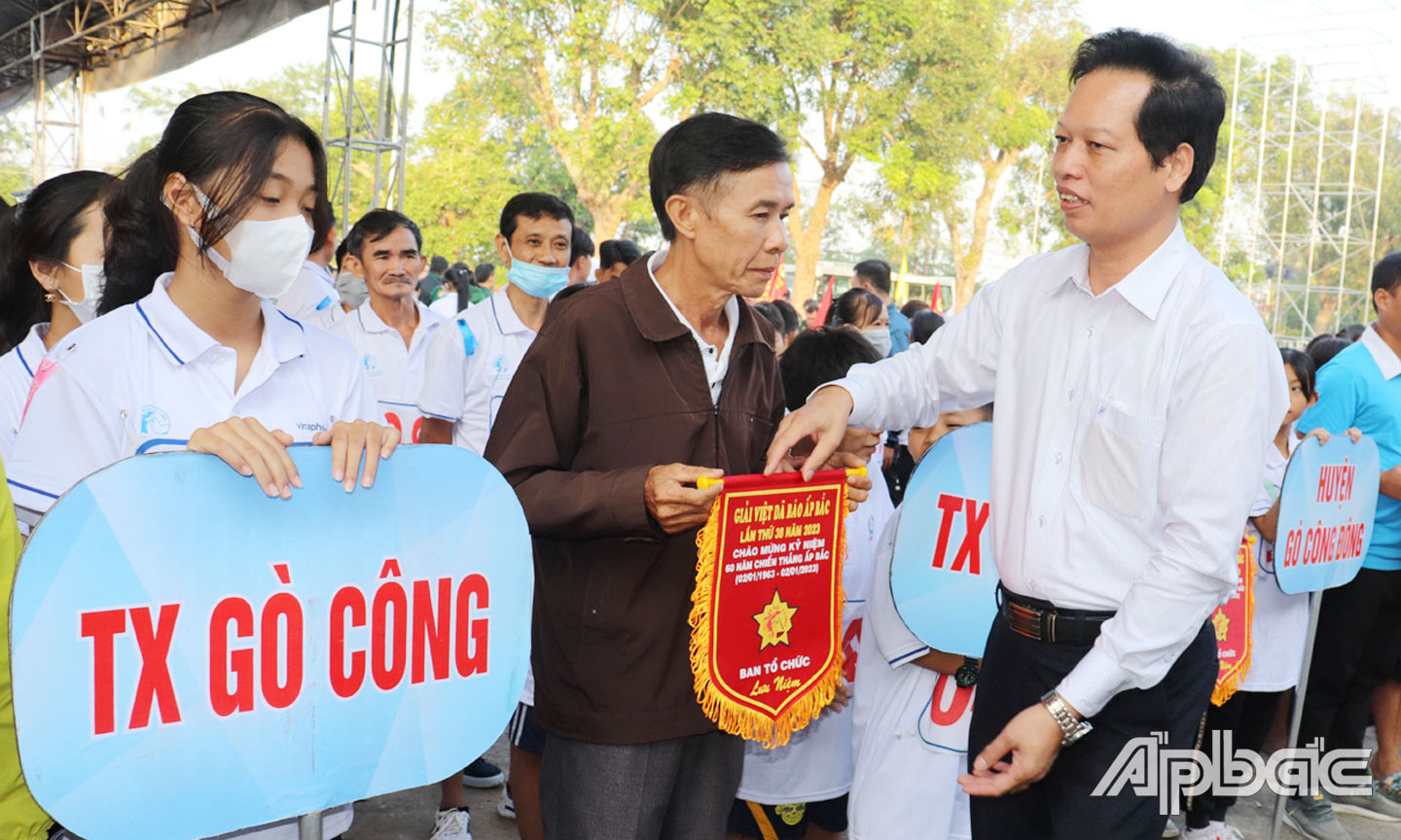 Đồng chí Nguyễn Thành Diệu, Phó Chủ tịch UBND tỉnh Tiền Giang tặng Cờ lưu niệm cho các đơn vị tham gia Giải Việt dã Báo Ấp Bắc lần thứ 38 - năm 2023.