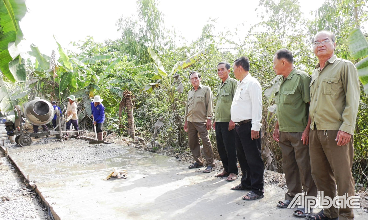 CCB giám sát xây dựng giao thông nông thôn tại xã Mỹ Thành Nam.