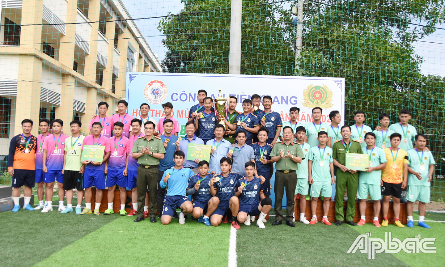 Trao các giải thưởng cho các đơn vị đạt giải vô địch, nhì, ba, tư của các đơn vị cấp tỉnh