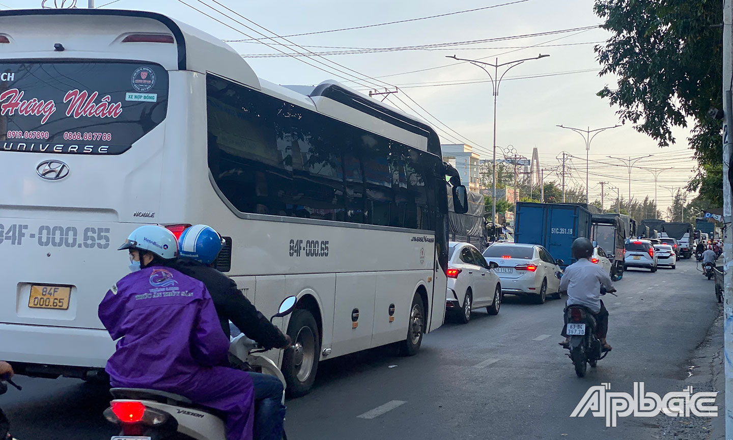 Phương tiện ô tô di chuyển chậm phía Tiền Giang.