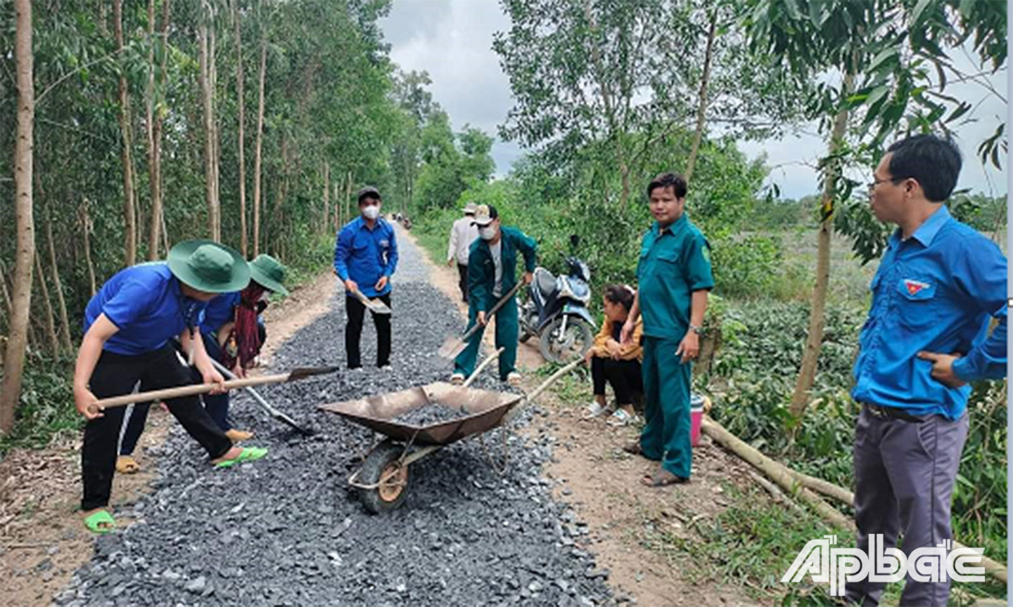 ĐV-TN tham gia trải đá, dặm vá tuyến đường Bắc Trương Văn Sanh, ấp Tân Thành, xã Tân Hòa Đông.