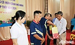 Phó Chủ nhiệm Ủy ban Xã hội của Quốc hội Nguyễn Hoàng Mai tặng quà tết cho công nhân, lao động tại Tiền Giang