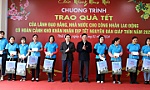 NA Vice Chairman presents Tet gifts to locals in Thai Binh