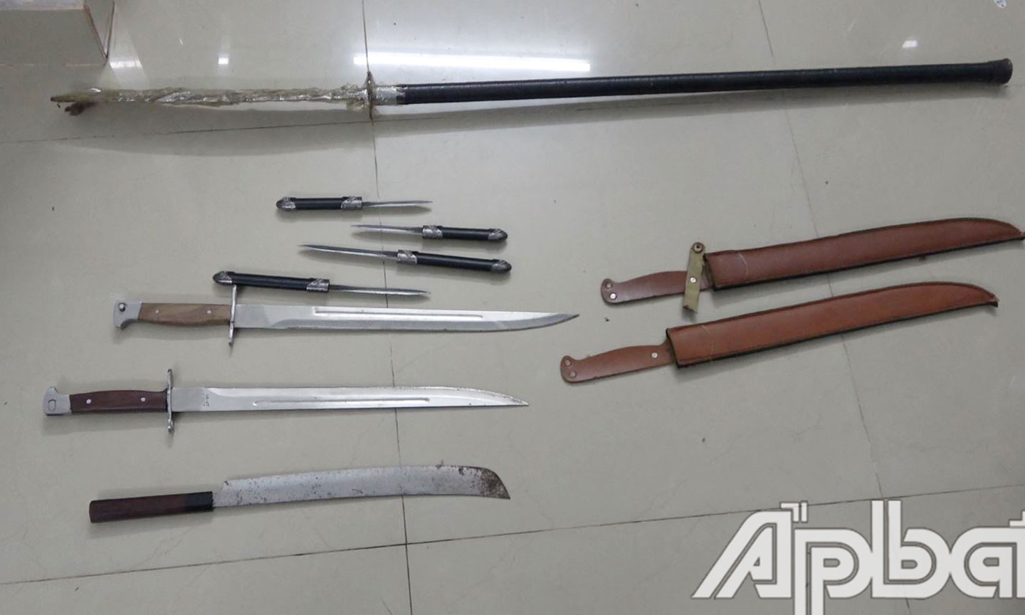 Số hung khí tự chế thu giữ của các đối tượng.
