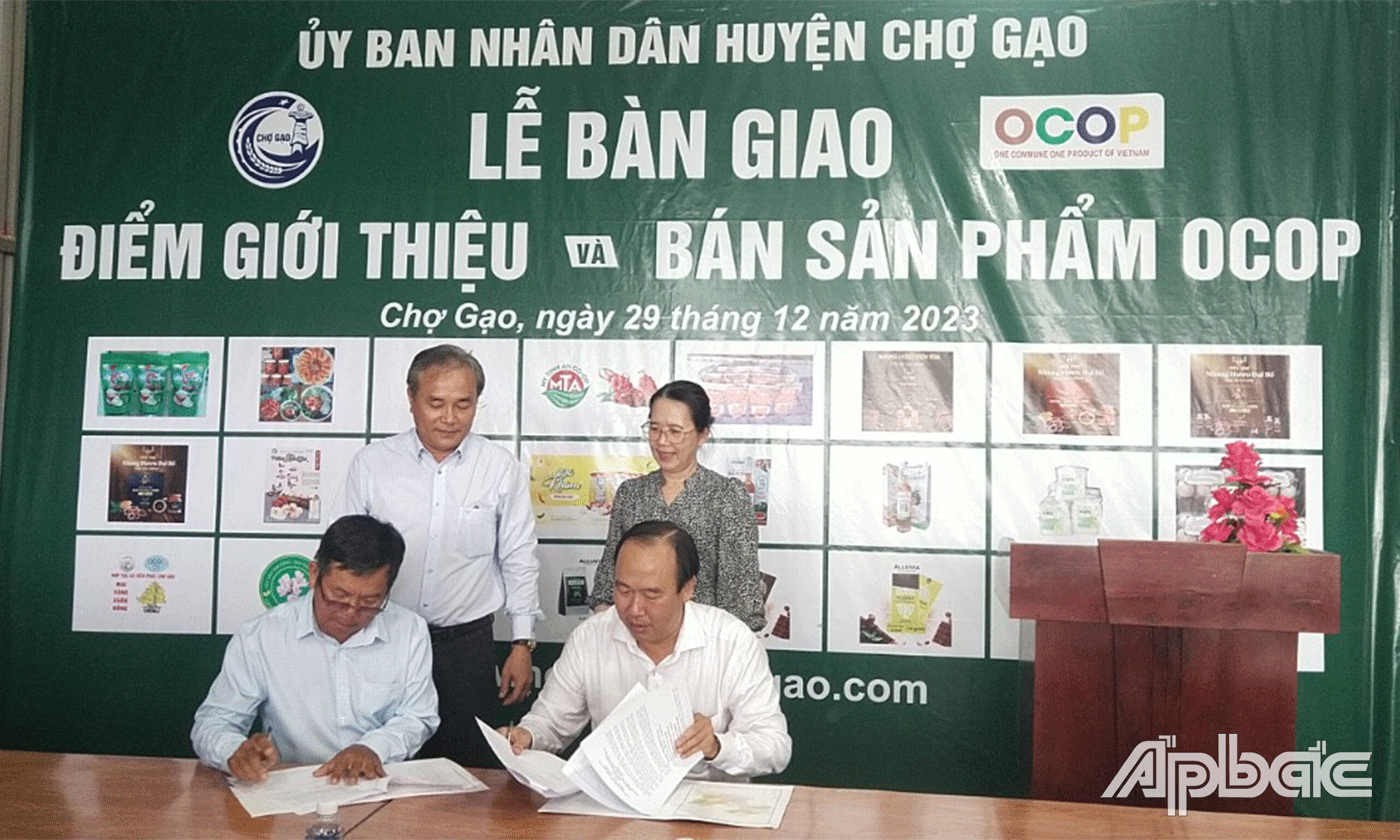 Lễ bàn giao điển giới thiệu và bán sản phẩm OCOP.